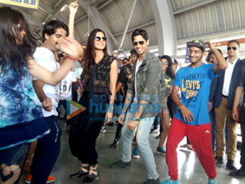 Sidharth Malhotra & Katrina Kaif groove to Kala Chashma at Shyam Nagar metro station in Jaipur
