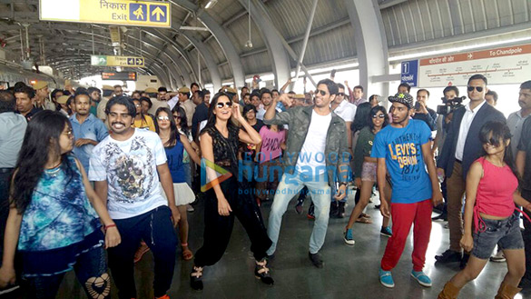sidharth malhotra katrina kaif groove to kala chashma at shyam nagar metro station in jaipur 2