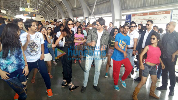 sidharth malhotra katrina kaif groove to kala chashma at shyam nagar metro station in jaipur 4