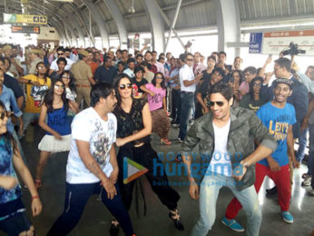 Sidharth Malhotra & Katrina Kaif groove to Kala Chashma at Shyam Nagar metro station in Jaipur