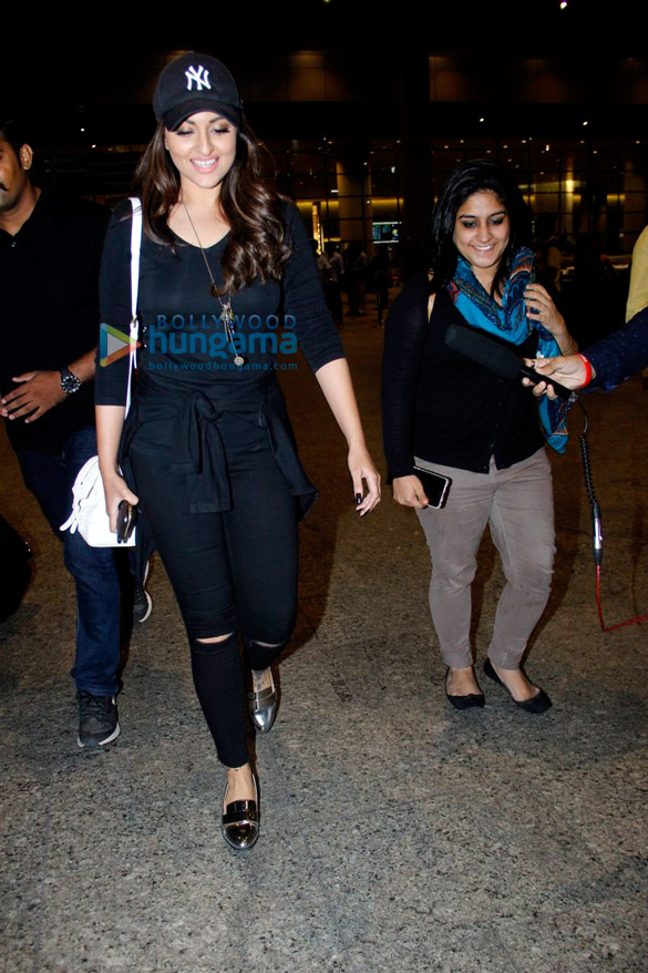 sonakshi sinha vidya balan boman irani snapped at the airport 6
