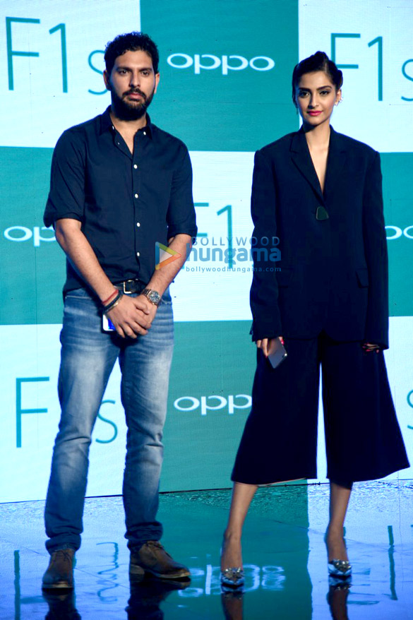 sonam kapoor yuvraj singh at the launch of oppos latest mobile f1s 6