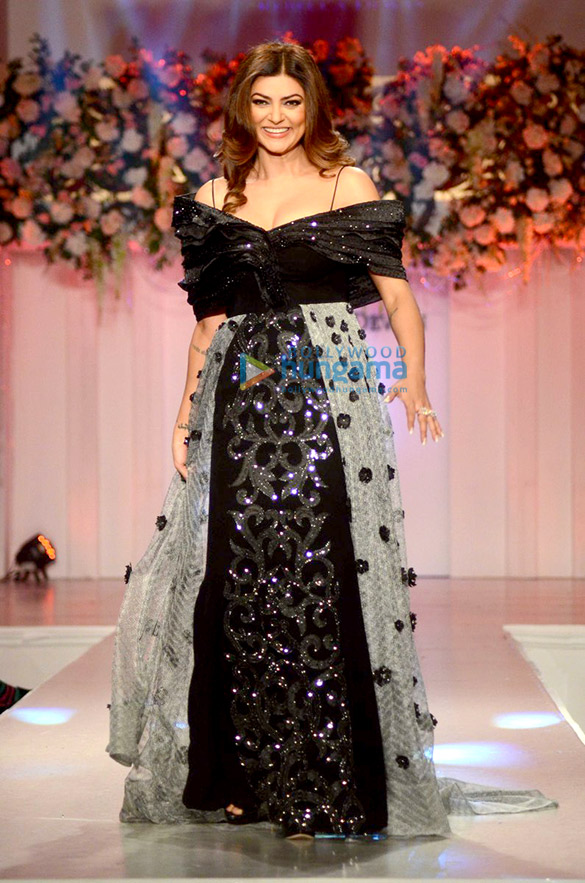 sushmita sen walks the ramp for designer rebecca dewans debut show in mumbai 7