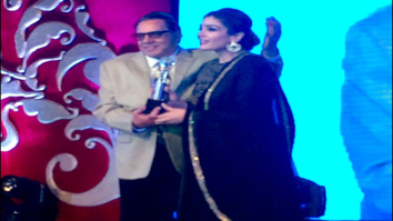 Check out: Raveena Tandon receives award from veteran star Dharmendra