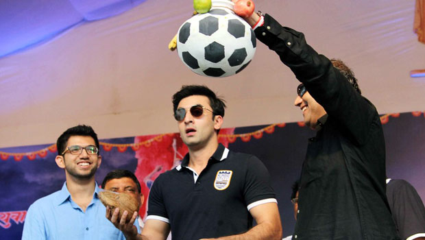 When Ranbir Kapoor Broke Dahi Handi; Celebrates Janmashtmi In Mumbai When Ranbir Kapoor Broke Dahi Handi; Celebrates Janmashtmi In Mumbai