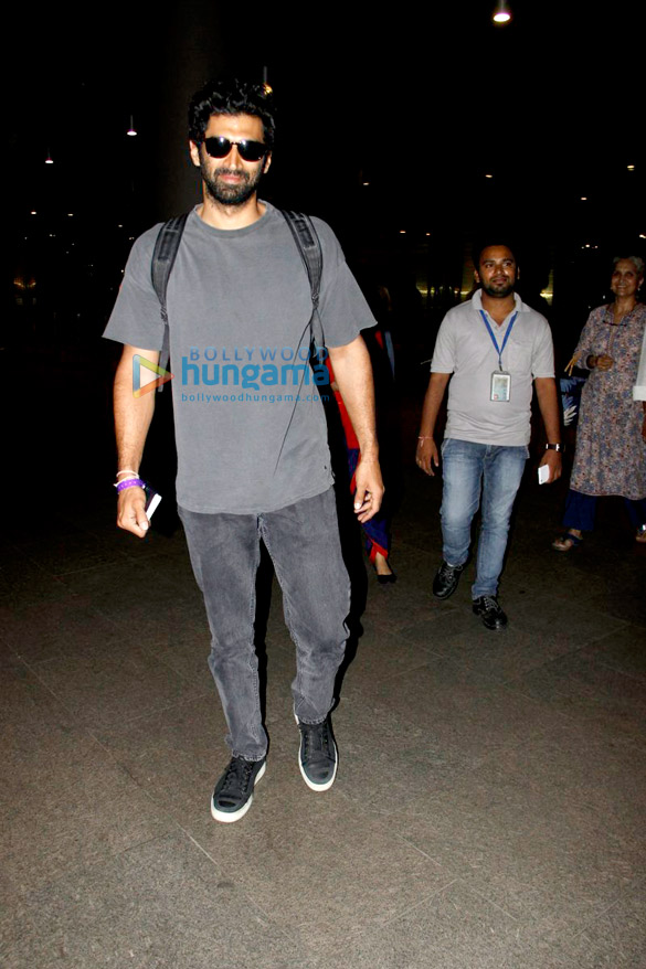 aditya snapped with his parents 3