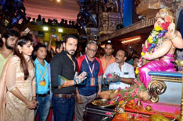 emraan hashmi snapped with his wife visiting ganesh pandal in parel 1