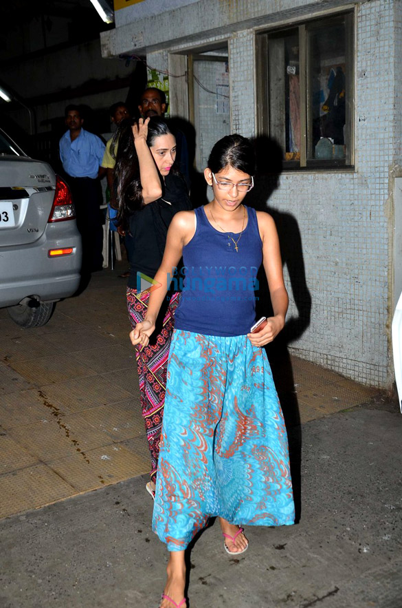 karisma kapoor snapped with her daughter samaira 1