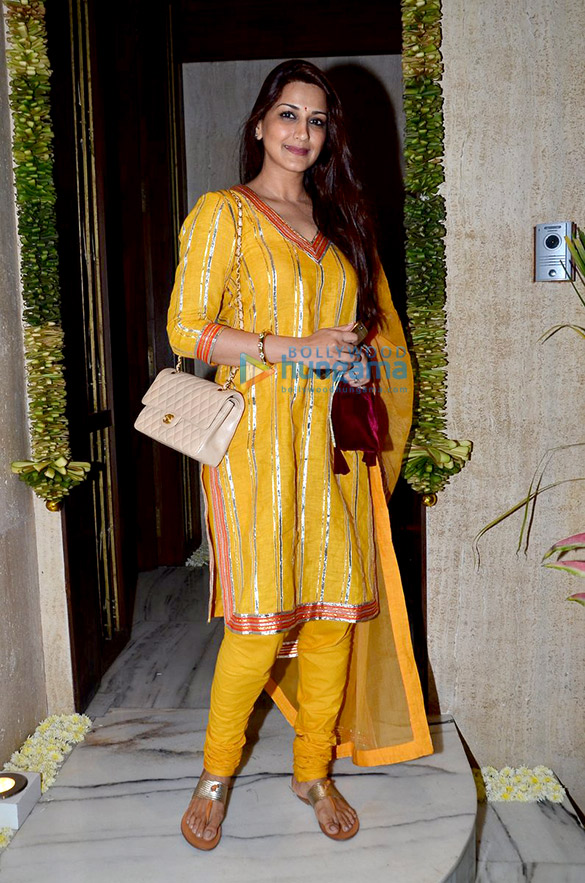 kriti others visit manishs ganesha celebrations 2