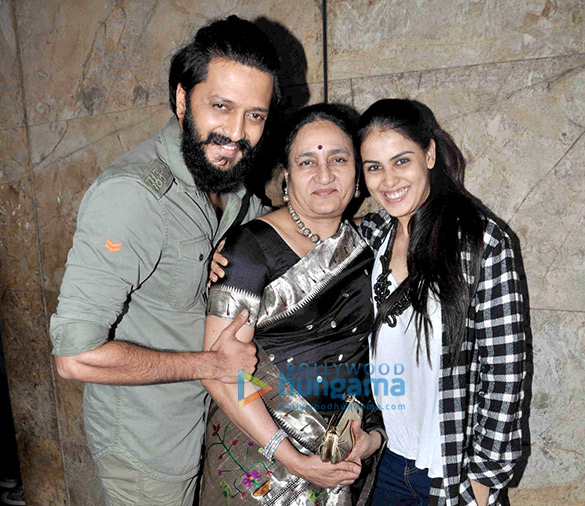 riteish deshmukh genelia dsouza snapped at banjo screening 1