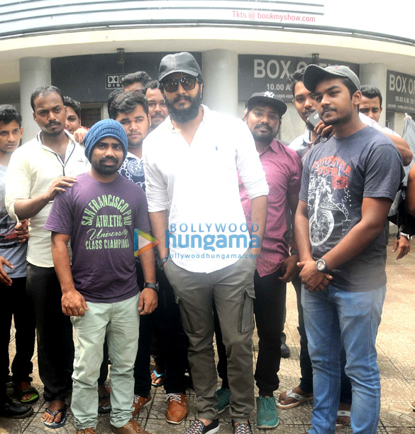 riteish deshmukh visits a screening to interact with banjo artist at chitra theatre 4