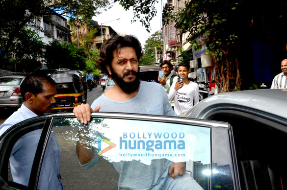 riteish genelia snapped at pali village cafe 5