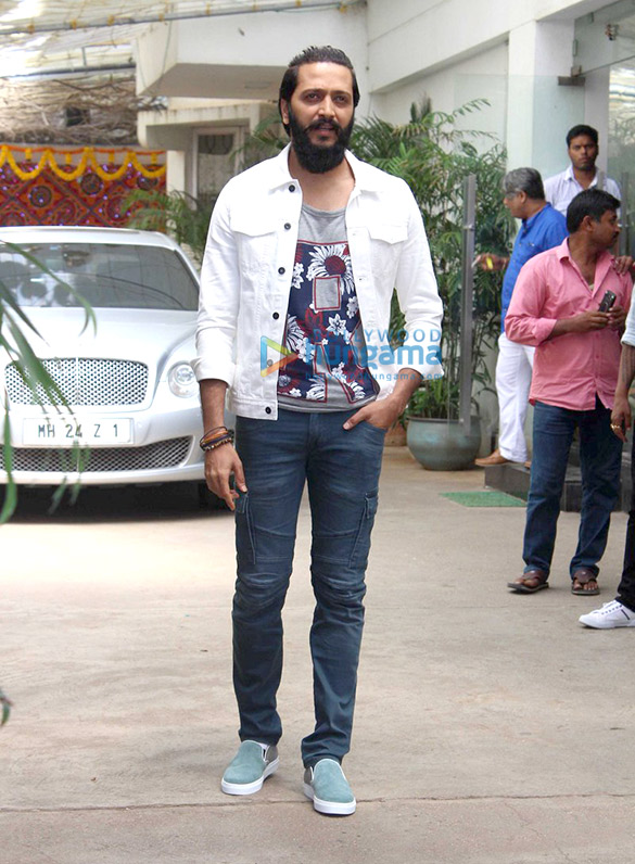 riteish spotted outside sunny super sound 4