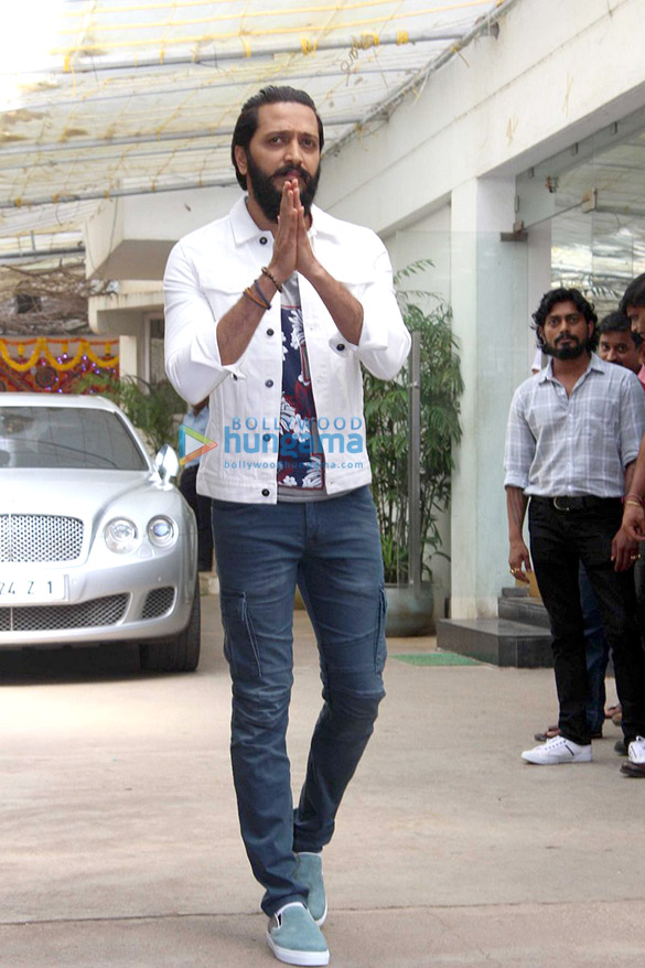 riteish spotted outside sunny super sound 5