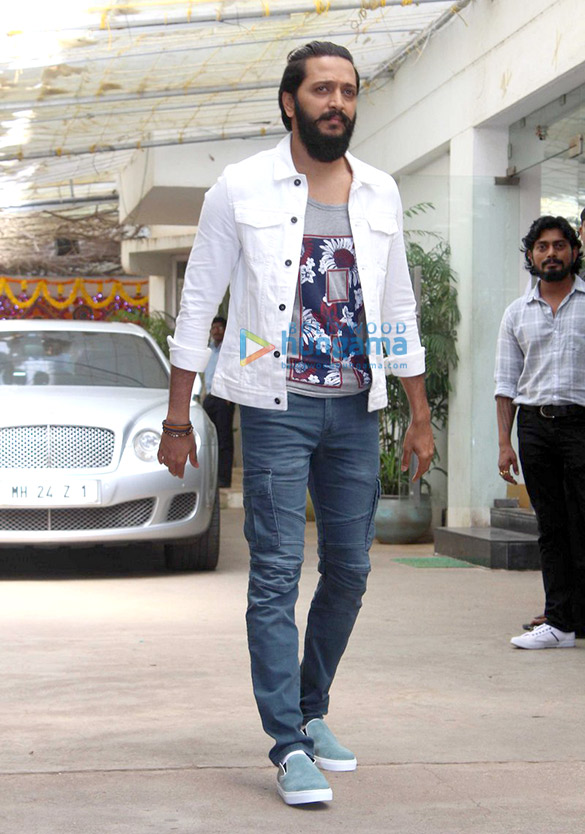 riteish spotted outside sunny super sound 6