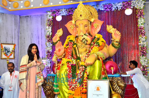 rituparna sengupta visits andheri cha raja to seek the blessings of lord ganesha 1