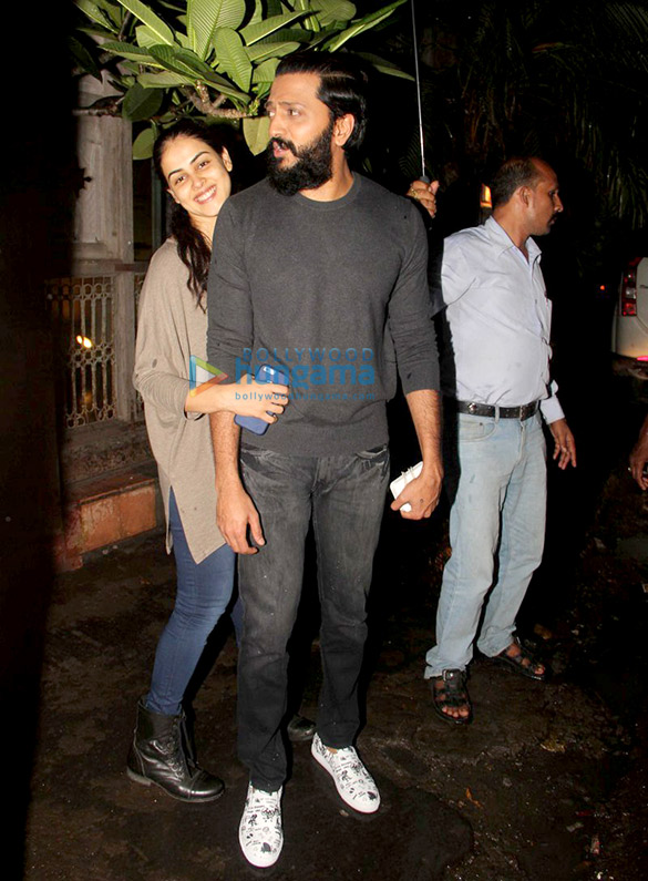 saif ali khan kareena kapoor khan riteish deshmukh genelia dsouza snapped post dinner at pali bhawan 2