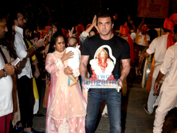 Sohail Khan, Arpita Khan and others at Salman Khan's Ganesha visarjan