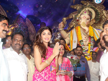 Shilpa Shetty visits Chinchpoklicha Chintamani