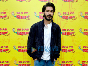 Starcast of 'Mirzya' at 98.3 Radio Mirchi studio