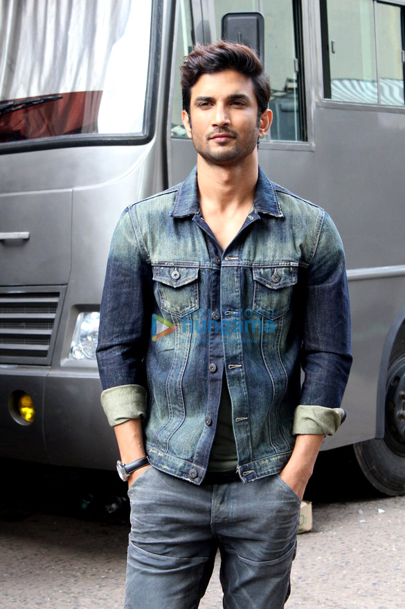 sushant singh rajput at m s dhoni the untold storys promotions on voice of india kids 3