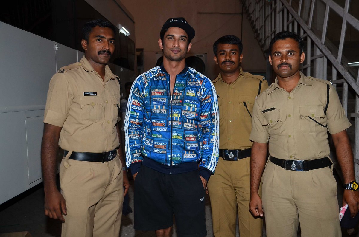 Sushant Singh Rajput meets police personnel during ‘M.S. Dhoni – The Untold Story’ promotions Sushant Singh Rajput meets police personnel during ‘M.S. Dhoni – The Untold Story’ promotions