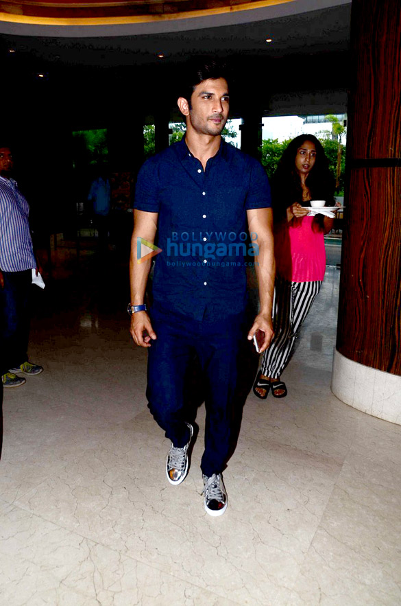 sushant snapped at m s dhoni 5