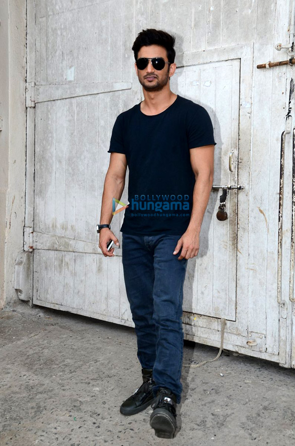 sushant snapped at m s dhoni the untold story promotions 6
