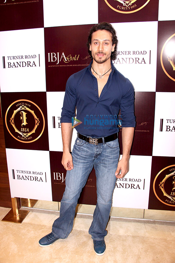 Tiger Shroff, Nimrat Kaur, Sushmita Sen & Preity Zinta at the launch of IBJA Gold store Tiger Shroff, Nimrat Kaur, Sushmita Sen & Preity Zinta at the launch of IBJA Gold store