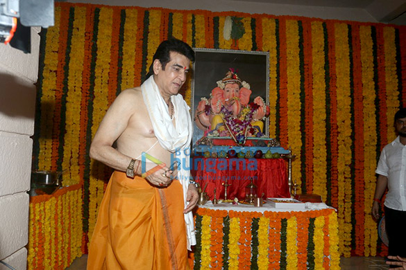 tusshar kapoor jeetendra snapped at ganesha celebrations 3