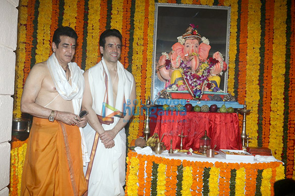 tusshar kapoor jeetendra snapped at ganesha celebrations 5