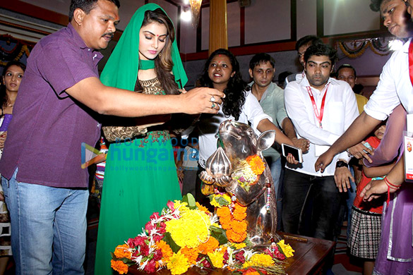 urvashi visits andheri cha raja ganpati 5