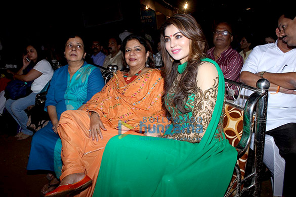 urvashi visits andheri cha raja ganpati 7