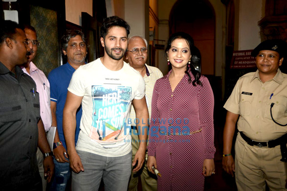 varun dhawan and amruta fadnavis spread awareness about cancer 4
