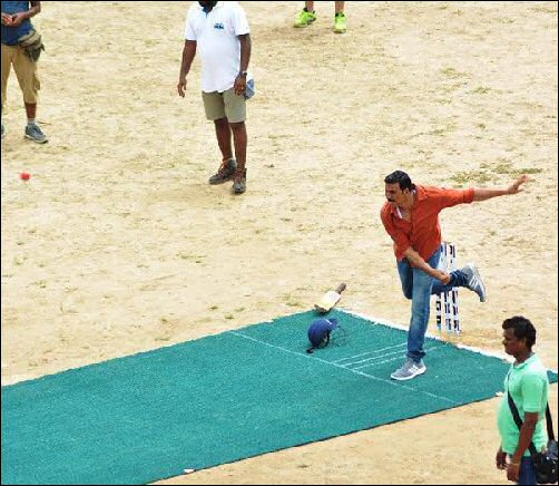 check out akshay kumar plays cricket on the sets of jolly llb 2 3