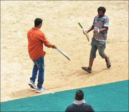 check out akshay kumar plays cricket on the sets of jolly llb 2 5