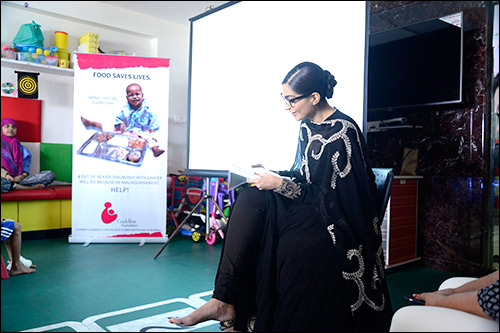 check out sonam kapoor reads to the children at the tata memorial hospital 3