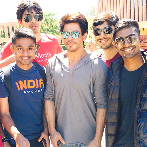check out shah rukh khan poses with fans in us 2