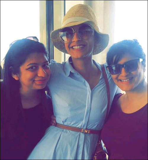 sonam kapoor holidaying in jerusalem with her mother sunita 5