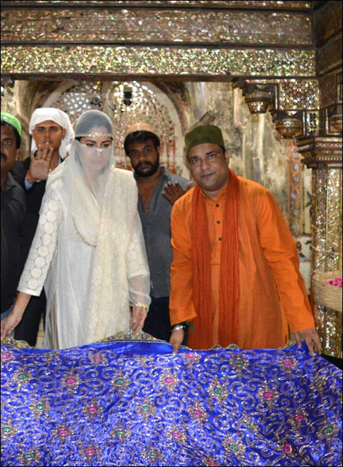katrina kaif visits the holy tomb of salim chishti in fatehpur sikri 4