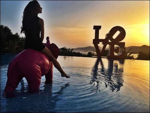 check out amy jackson shoots for a travel blog in mykonos 4