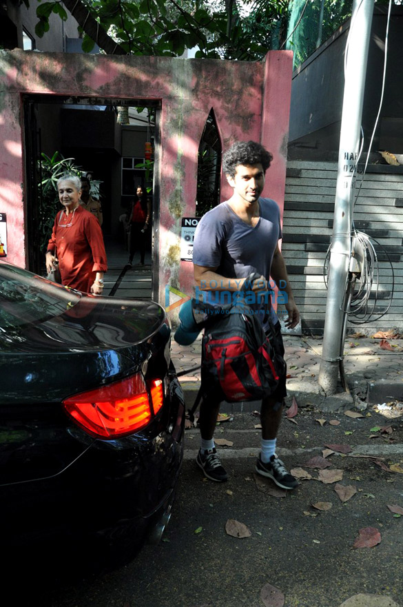 aditya snapped with his mom in bandra 2