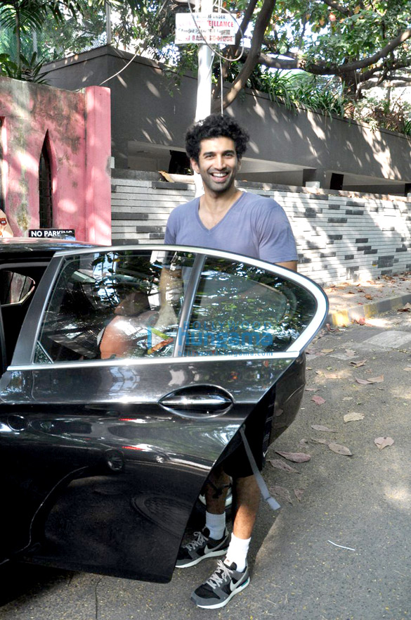 aditya snapped with his mom in bandra 4