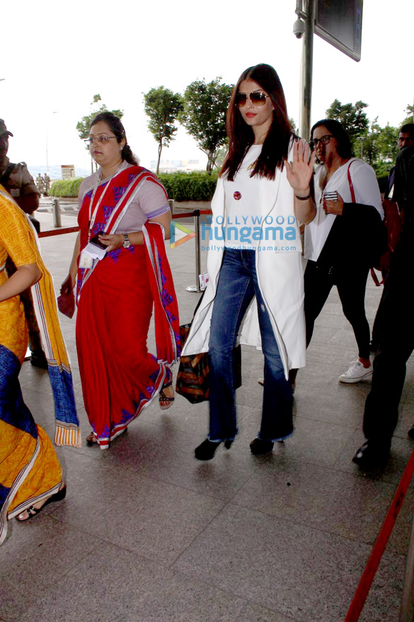 aishwarya snapped enroute to delhi 3