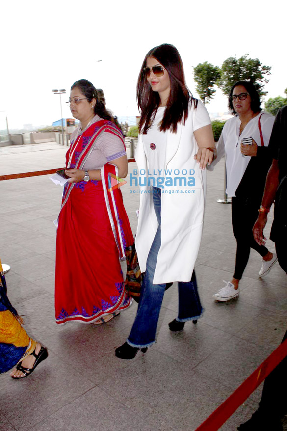aishwarya snapped enroute to delhi 5
