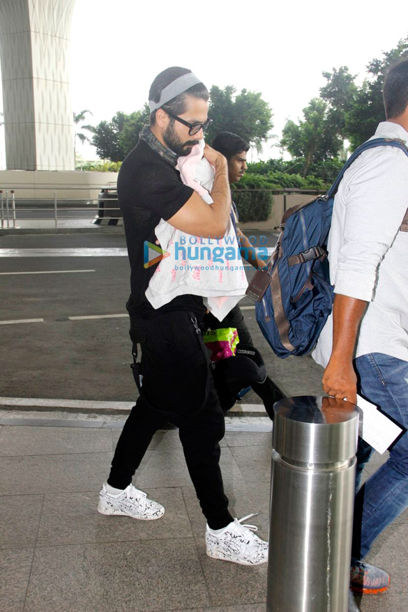 ajay devgn and shahid kapoor mira rajput and their baby snapped at the airport 4
