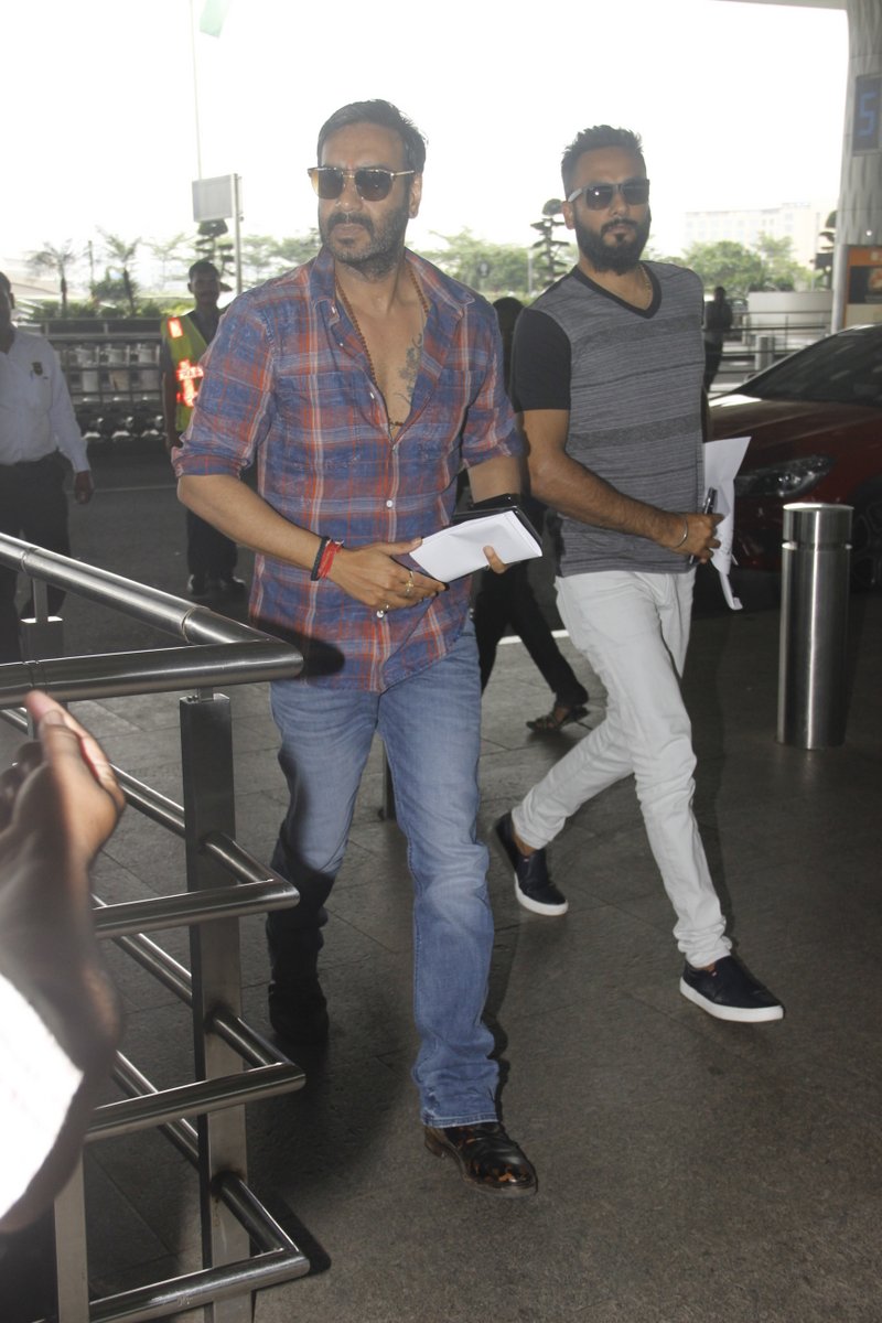 ajay devgn and shahid kapoor mira rajput and their baby snapped at the airport
