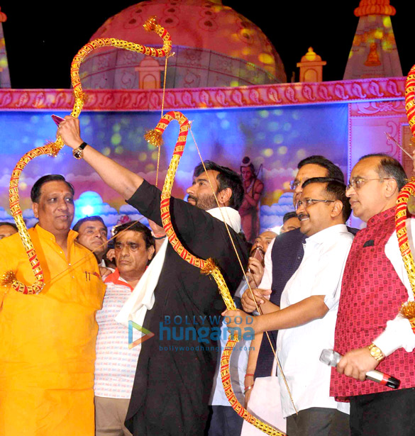 ajay burns raavans effigy in delhi 2