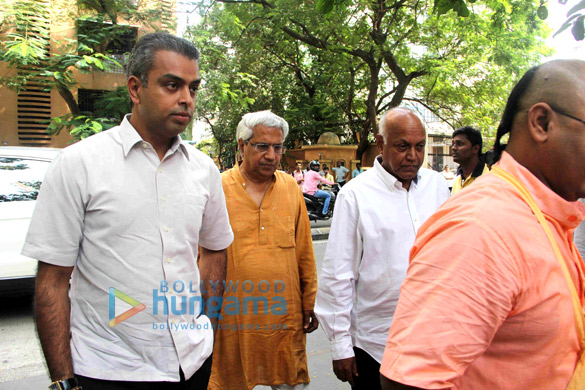 akshay kumar abhishek bachchan and others attend the funeral of shilpa shettys father 16