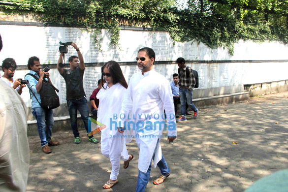 akshay kumar abhishek bachchan and others attend the funeral of shilpa shettys father 17